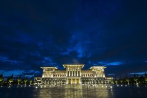 Halktan topladılar itibara harcadılar