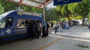 Üniversiteliler ücretsiz yemek kuyruğunda