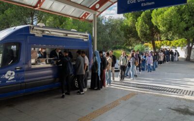 Üniversiteliler ücretsiz yemek kuyruğunda