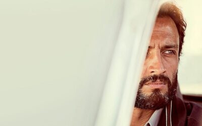 İyilik Yap Denize Atma, Story At: A Hero ve Modern Teşhircilik