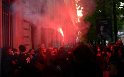 Fransızlar, hükümetin kemer sıkma politikalarına karşı grevdeler