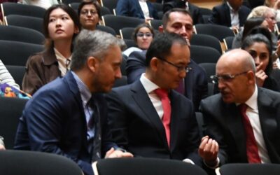 Şimşek ıslıklar ve alkışla yuhalandı