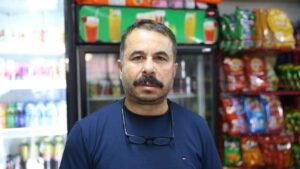 Hatay'da bir hayırsever mahallelinin markete borcunu ödedi