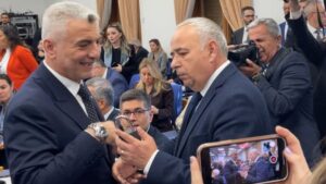 Esnaf dükkanın kilidini Bakan'a gönderdi