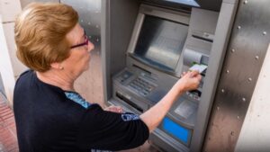 Bankalar kesenin ağzını açtı: Emekli promosyon tutarını arttıran arttırana