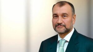 30 fabrikasını sattı, 7 milyar dolar borç ödedi