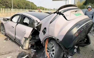 Ünlü elektrikli araç kazada ikiye ayrıldı! Görüntüler şimşek hızıyla sosyal medyada yayıldı