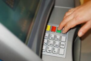 Banka ATM'lerinde bu tuşa basmadan para çeken yandı