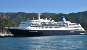 Yolcu gemisi "Blue Sapphire" personel değişimi ve ikmal için Marmaris'te
