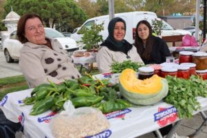 Tarladaki domatesini biberini alıp gittiler: Kapış sattılar paraya para demediler