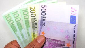 Euro Bölgesi'nde yatırımcı güveni aralıkta yükselişe geçti