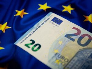 Euro düşecek mi? Uzmanlar açıkladı