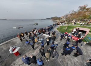 Yüzlerce kişi akın etti: 10 ton hamsi bedava dağıtıldı