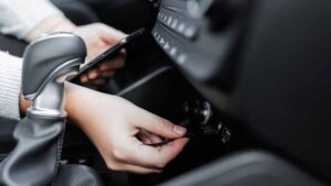 Aracınızdaki asıl tehlike USB'de değil, 12 voltluk prizlerde!