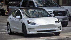 Tesla otonom sürüşte öyle bir şey yaptı ki ABD yetkilileri 2.8 milyon araç hakkında soruşturma başlattı