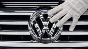 Dev kriz Volkswagen’i vurdu… Ama asıl darbeyi tüketici alacak!