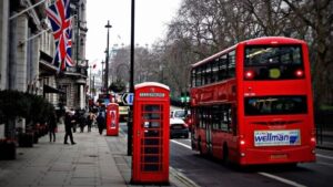 Türkler Londra’ya konsere gitti, dönerken valizi bunlarla doldurdu!