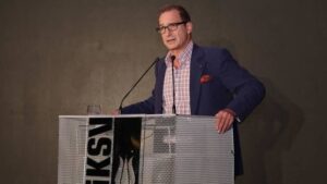 Koç Holding'in tepesindeki isim konuştu salon alkışla inledi