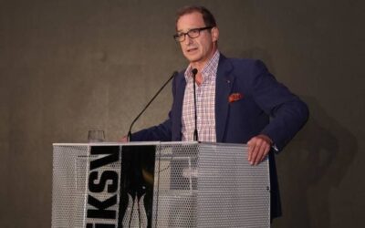 Koç Holding'in tepesindeki isim konuştu salon alkışla inledi