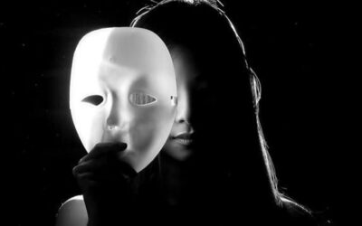 Gerçekten Sen misin, Yoksa Maskelerin mi Konuşuyor?