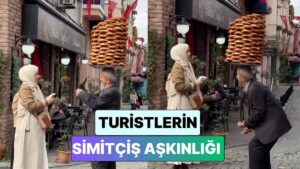İstanbul&apos;da İki Turist Kafasında Onlarca Simit Taşıyan Amcanın Dengesi Karşısında Şaşkınlığını Gizleyemedi