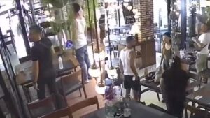 Tayland&apos;da Bir Türk Restoranında 09.05&apos;te Hayat Atatürk İçin Bir Dakikalığına Durdu