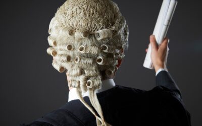 Yüzyıllık Gelenek: İngiliz Avukatların Hala Peruk Takmasının Altında Yatan İlginç Sebep