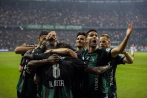 Galatasaray&apos;ın Ligdeki 19 Maçlık Yenilmeme Serisi Sona Erdi: Kocaelispor 1-0 Galatasaray