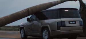 Elektrikli aracın üstüne 2 tonluk ağaç düştü! Çizik bile almadı