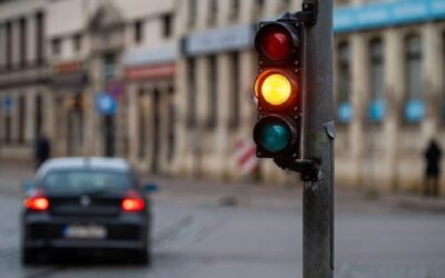 Trafik ışıklarında sürücülerin çoğu aynı hatayı yapıyor: Aracın ömrü 2 kat azalıyor