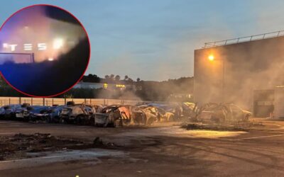 Tesla bayisi alev alev yandı! Onlarca sıfır araç kül oldu